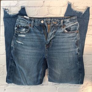 Women’s American Eagle size 2 short, distressed ends. Great condition.